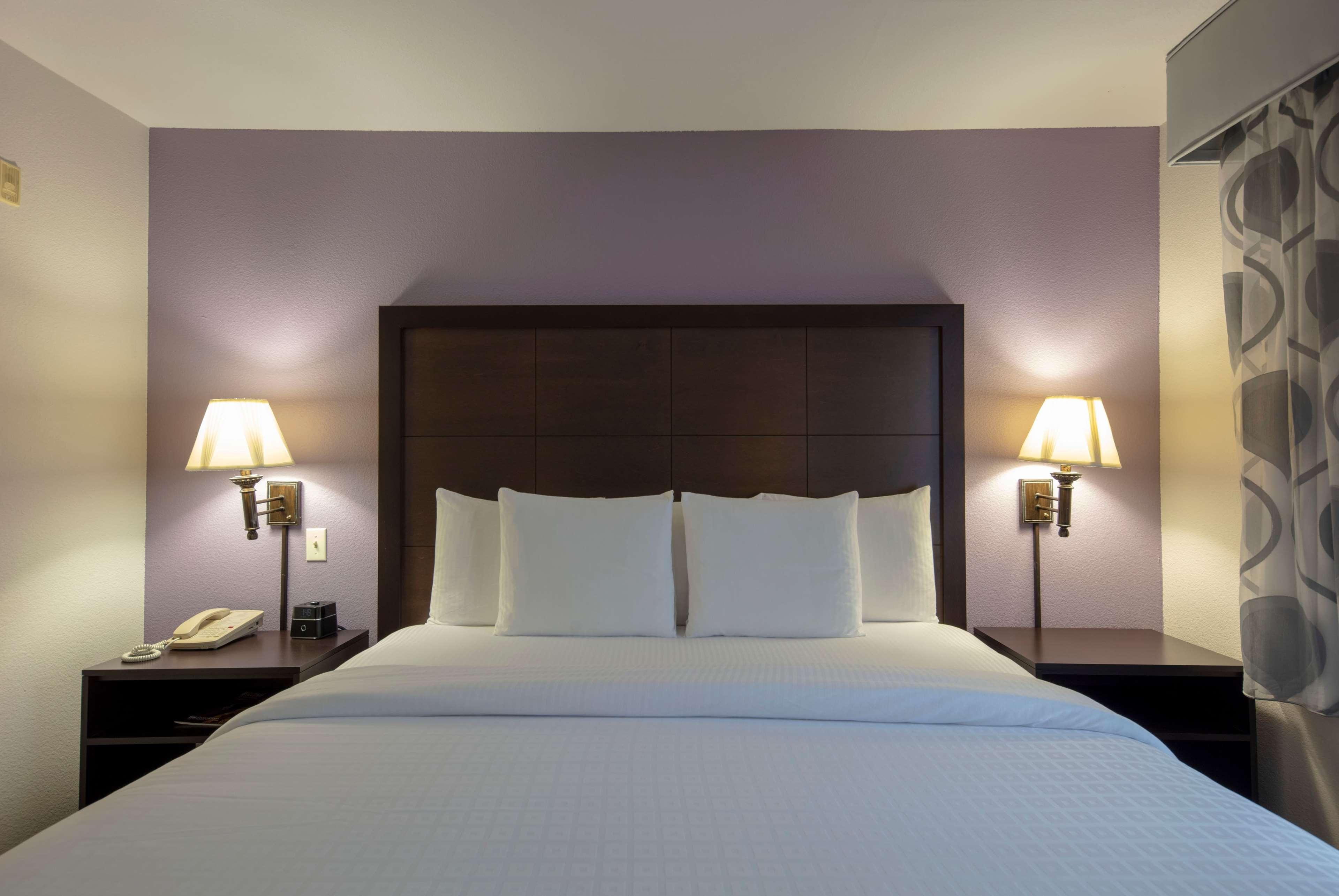 La Quinta By Wyndham Springfield Airport Plaza Hotel Bagian luar foto