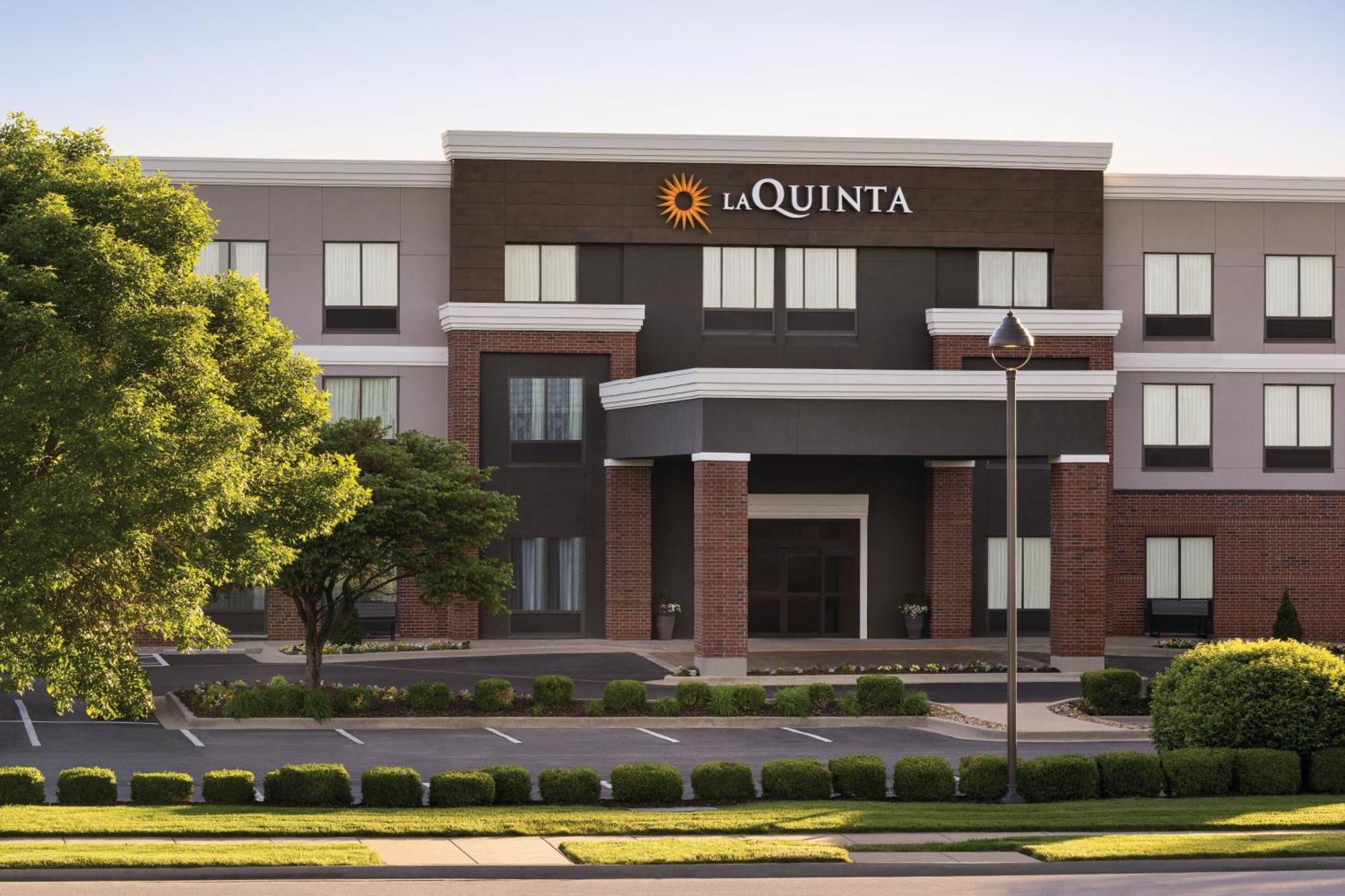 La Quinta By Wyndham Springfield Airport Plaza Hotel Bagian luar foto