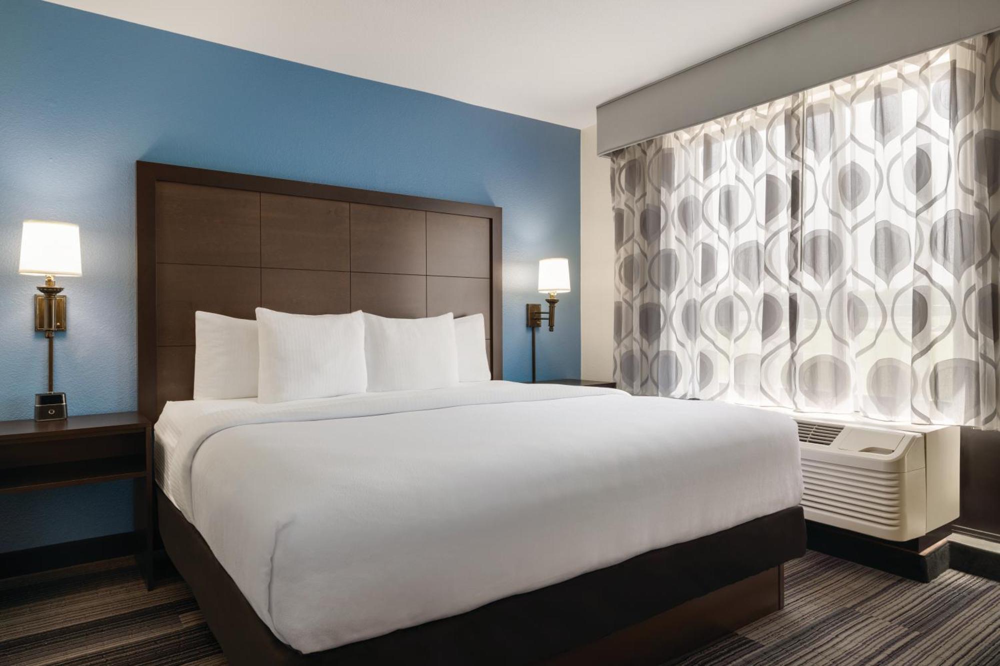 La Quinta By Wyndham Springfield Airport Plaza Hotel Bagian luar foto