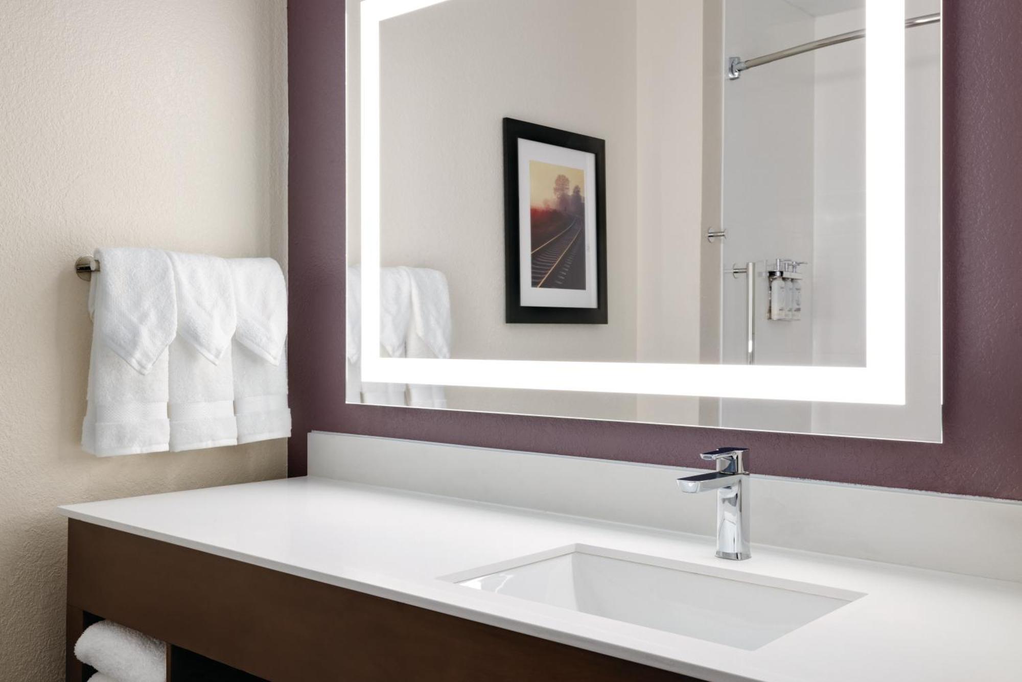 La Quinta By Wyndham Springfield Airport Plaza Hotel Bagian luar foto