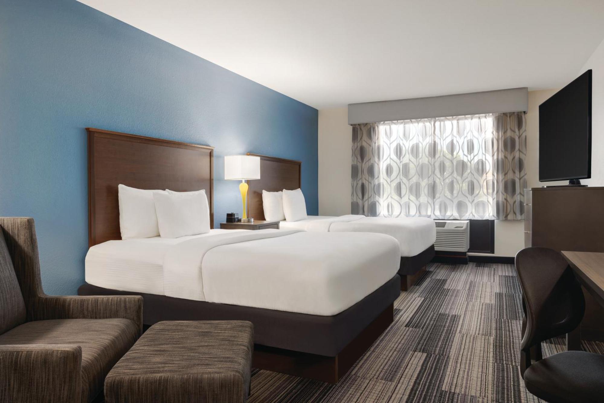La Quinta By Wyndham Springfield Airport Plaza Hotel Bagian luar foto