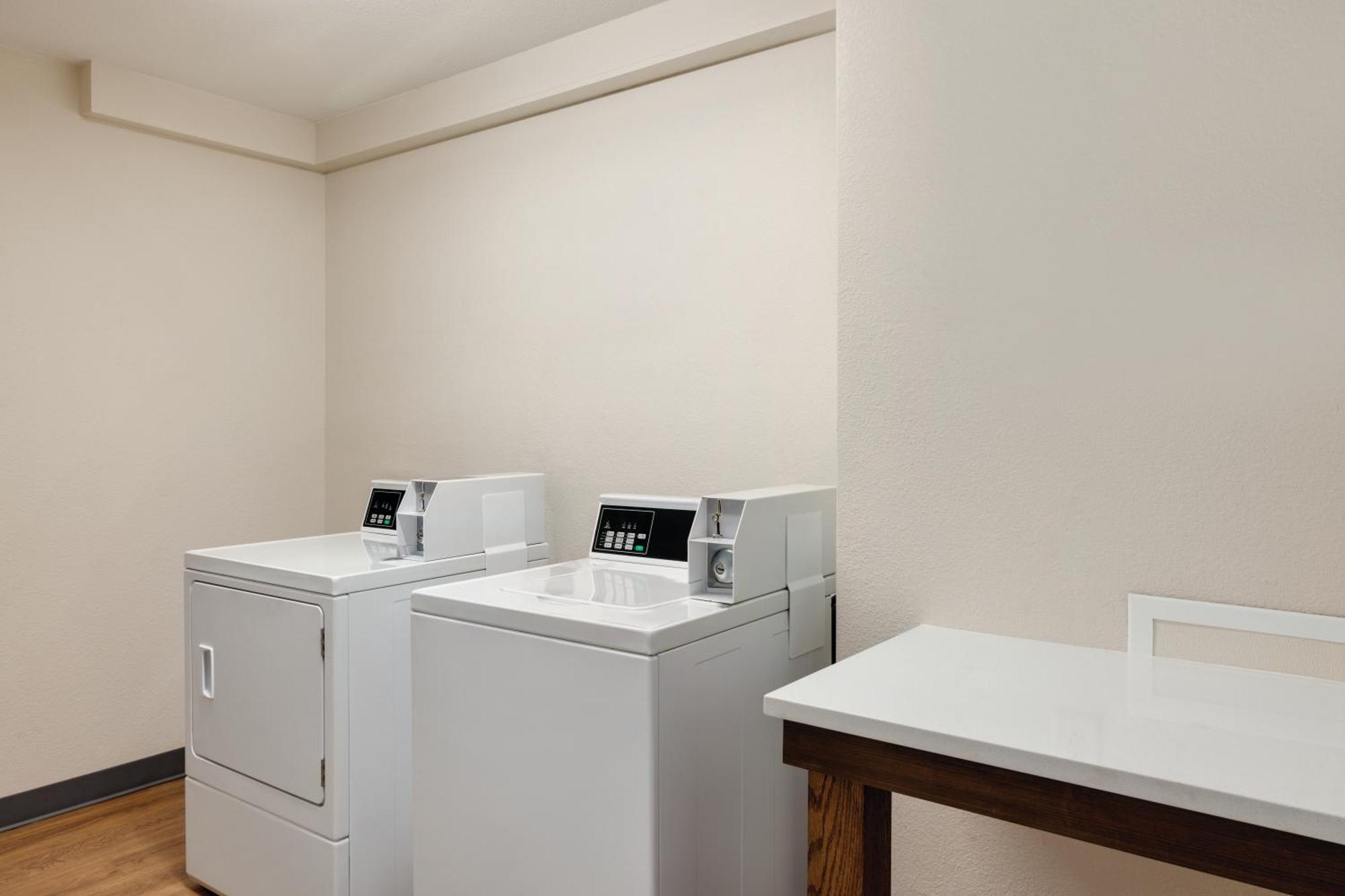 La Quinta By Wyndham Springfield Airport Plaza Hotel Bagian luar foto