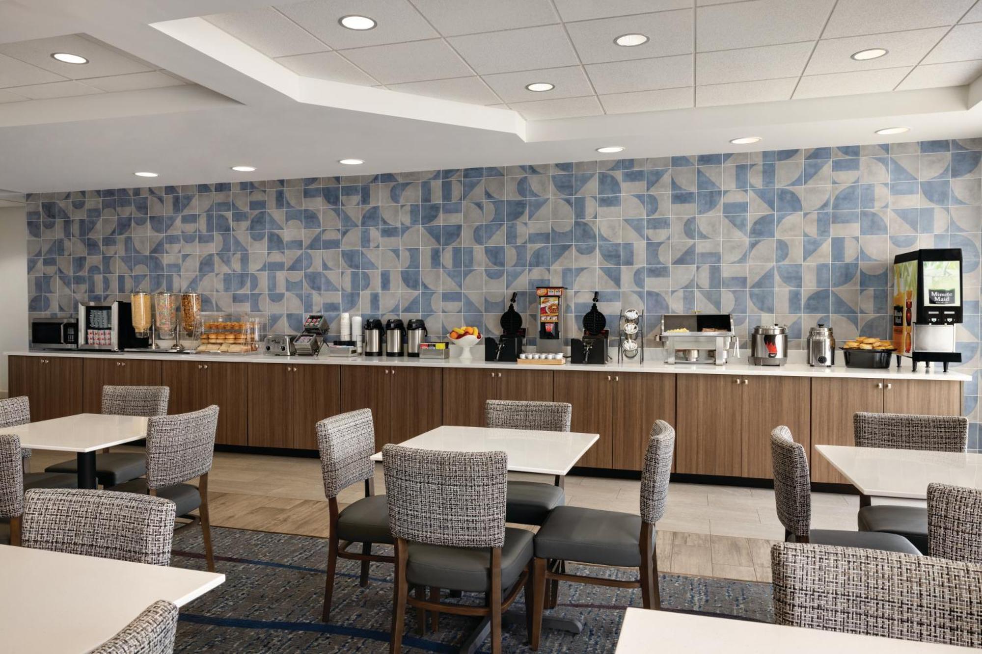 La Quinta By Wyndham Springfield Airport Plaza Hotel Bagian luar foto