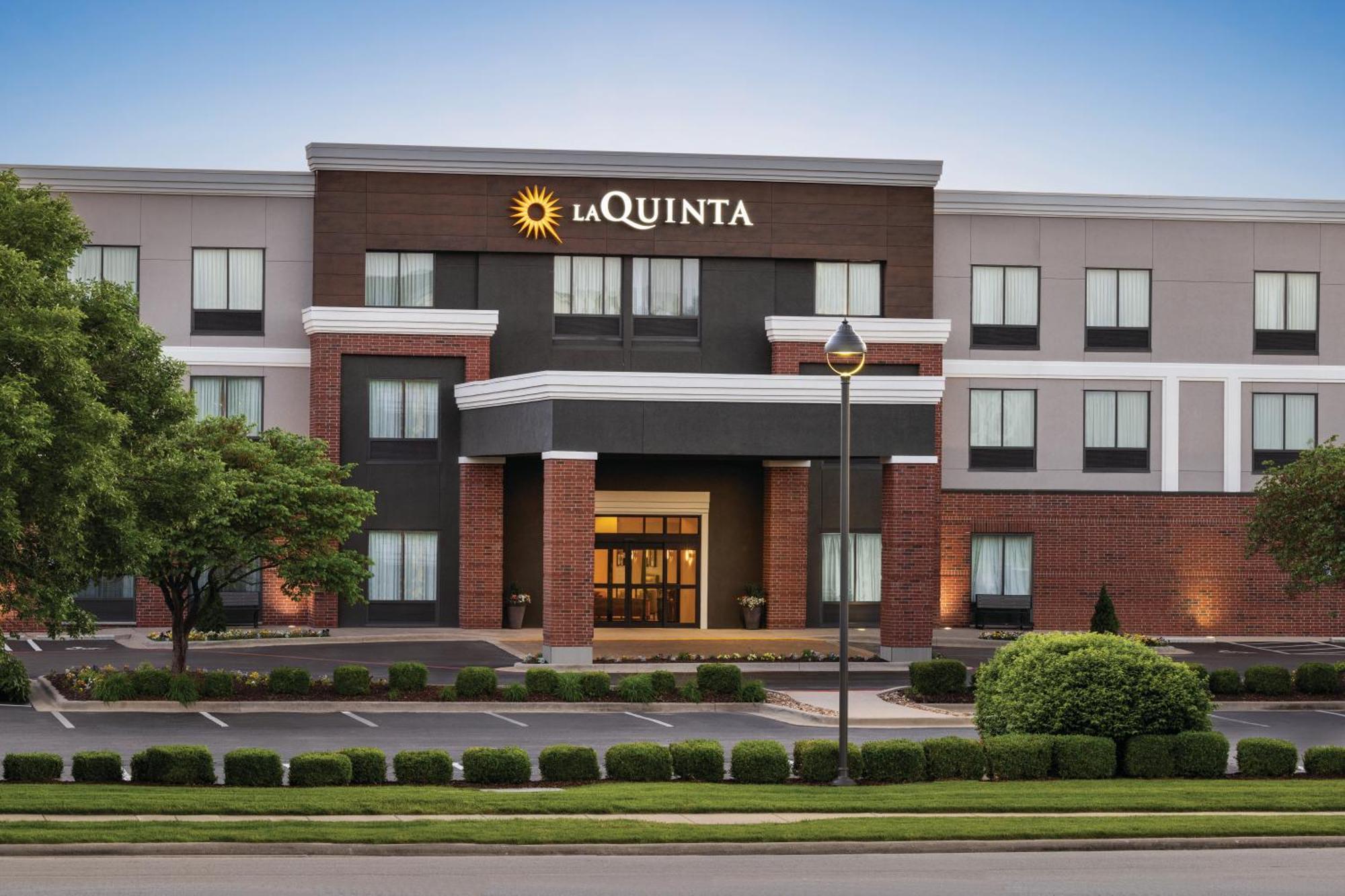 La Quinta By Wyndham Springfield Airport Plaza Hotel Bagian luar foto
