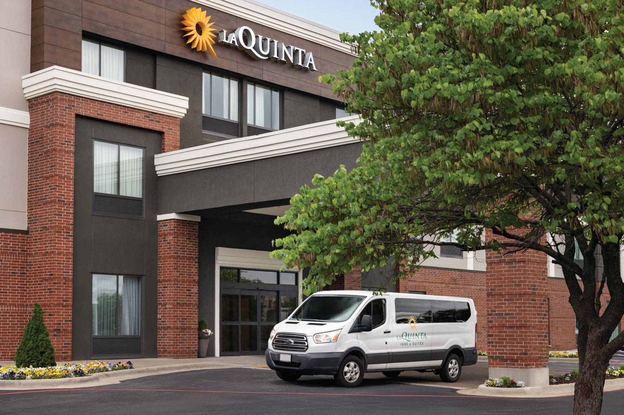 La Quinta By Wyndham Springfield Airport Plaza Hotel Bagian luar foto
