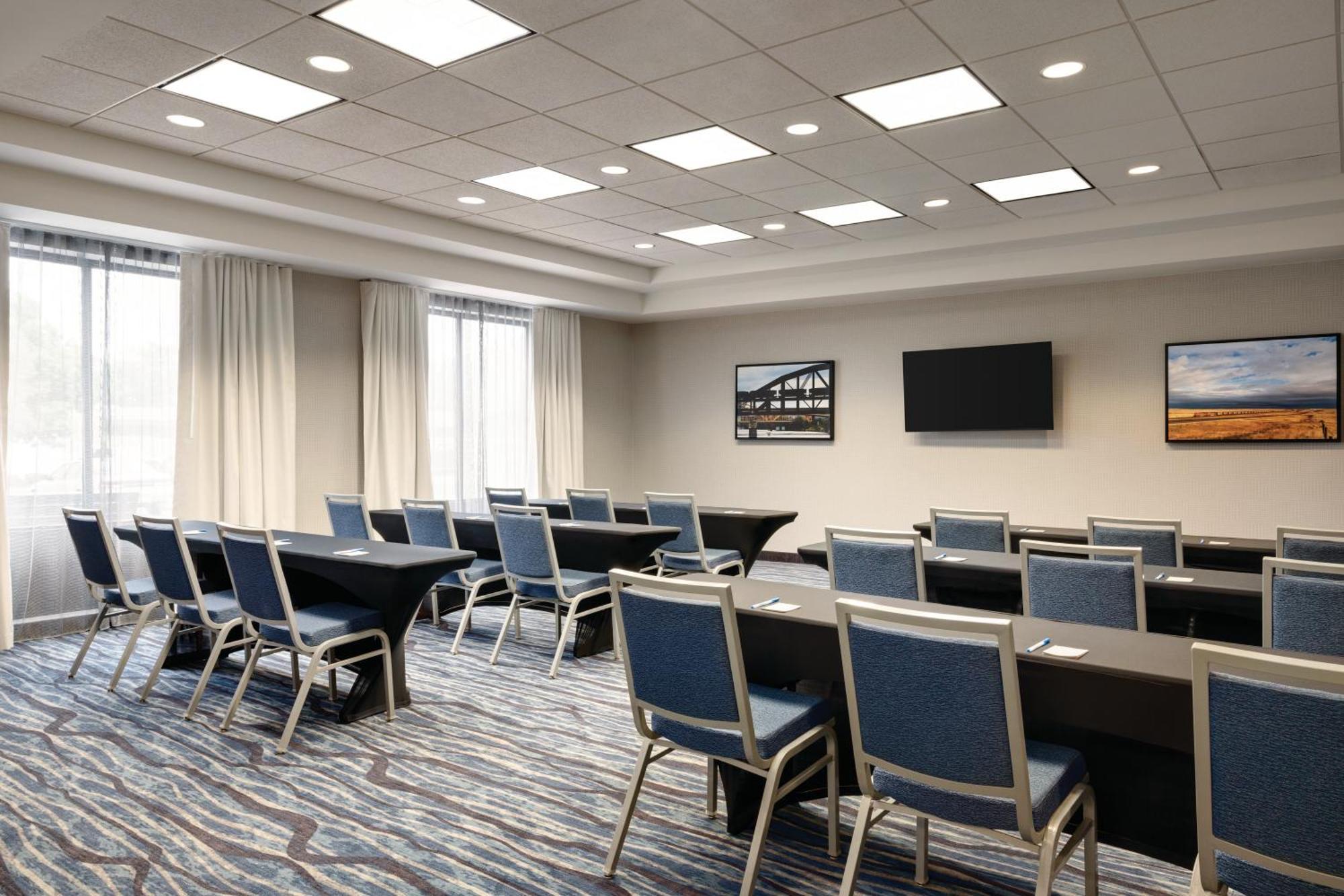 La Quinta By Wyndham Springfield Airport Plaza Hotel Bagian luar foto