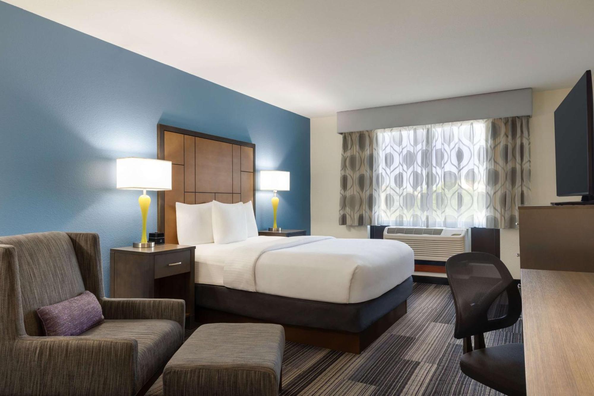 La Quinta By Wyndham Springfield Airport Plaza Hotel Bagian luar foto