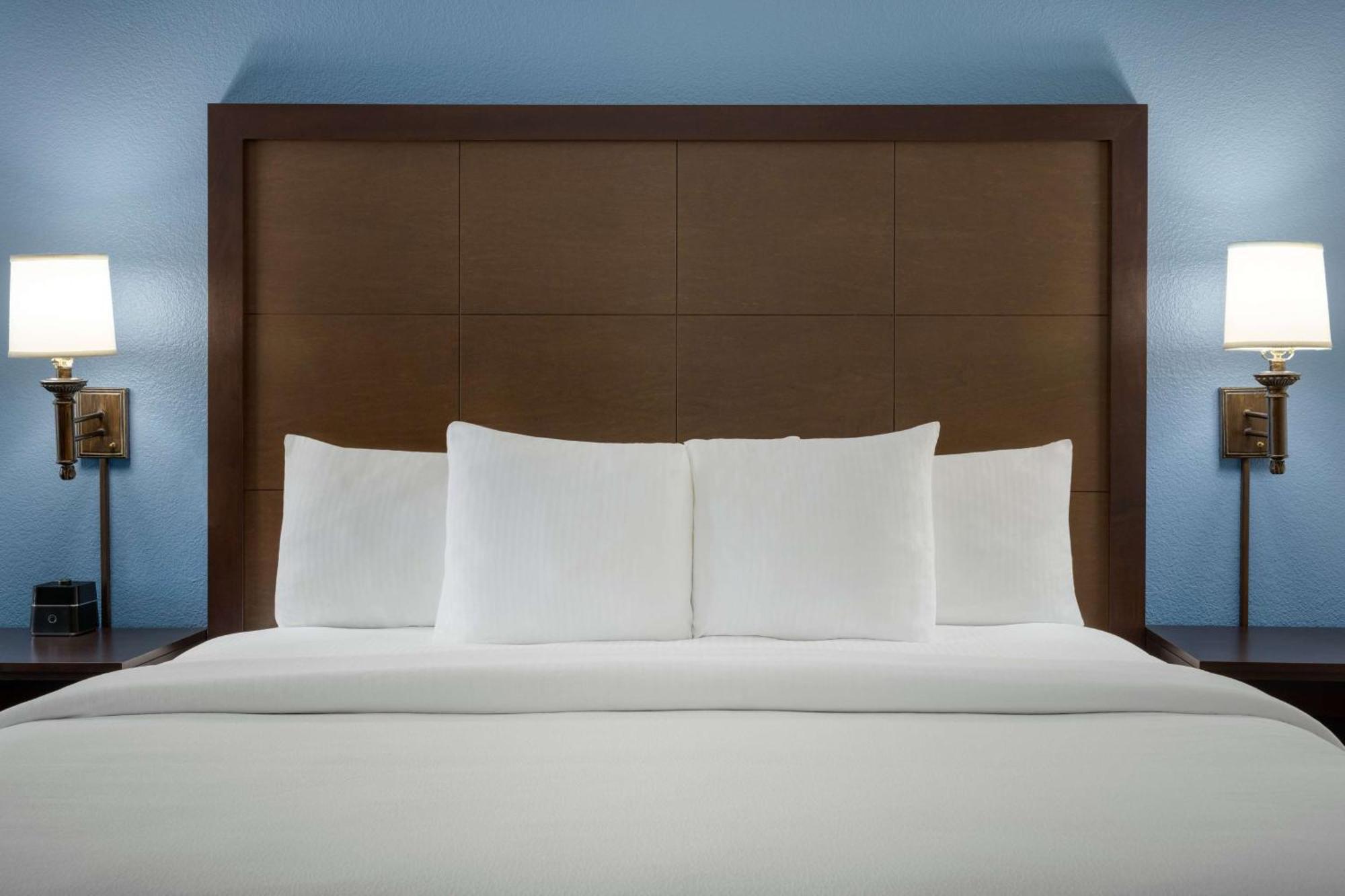 La Quinta By Wyndham Springfield Airport Plaza Hotel Bagian luar foto