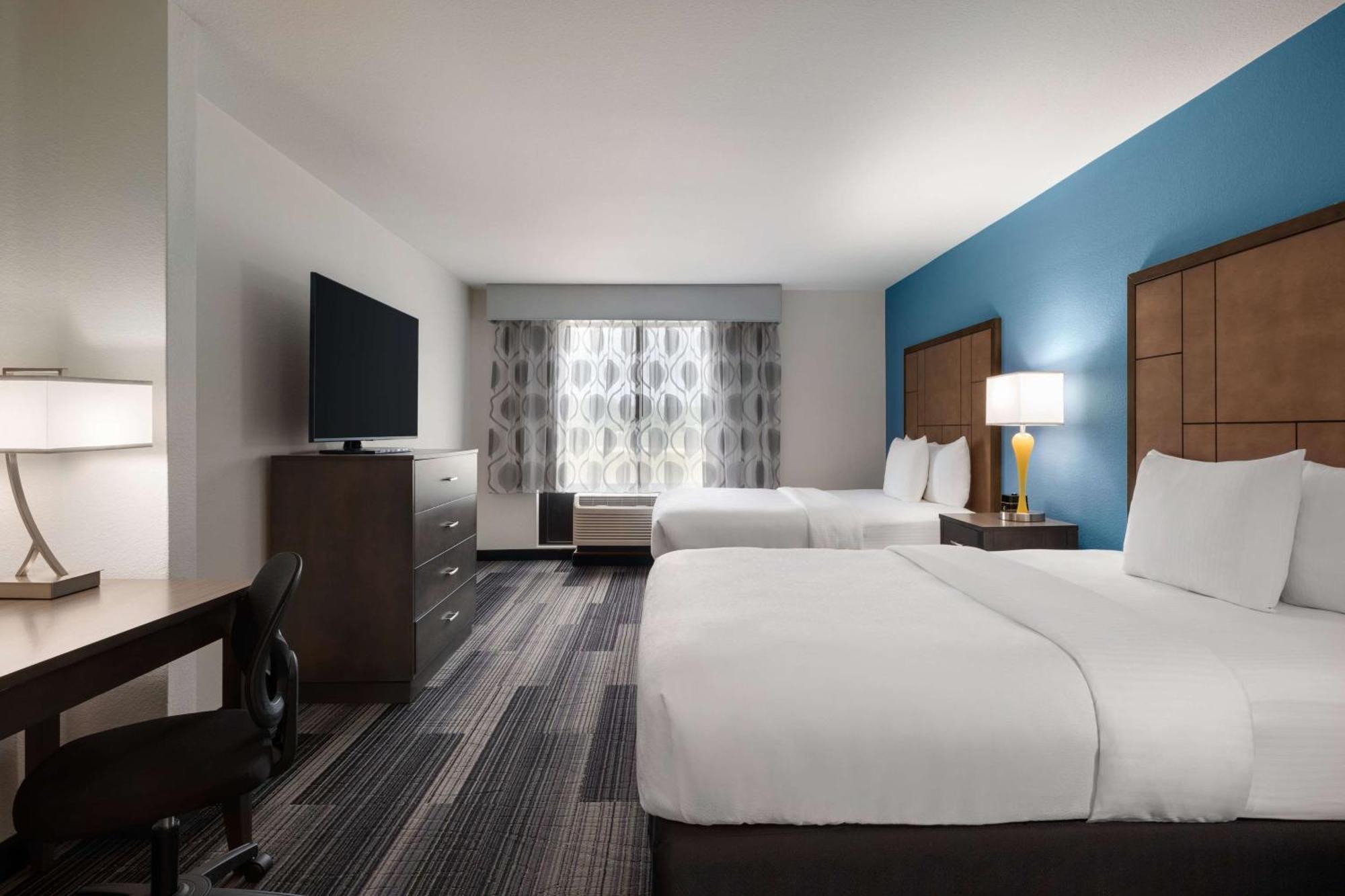 La Quinta By Wyndham Springfield Airport Plaza Hotel Bagian luar foto