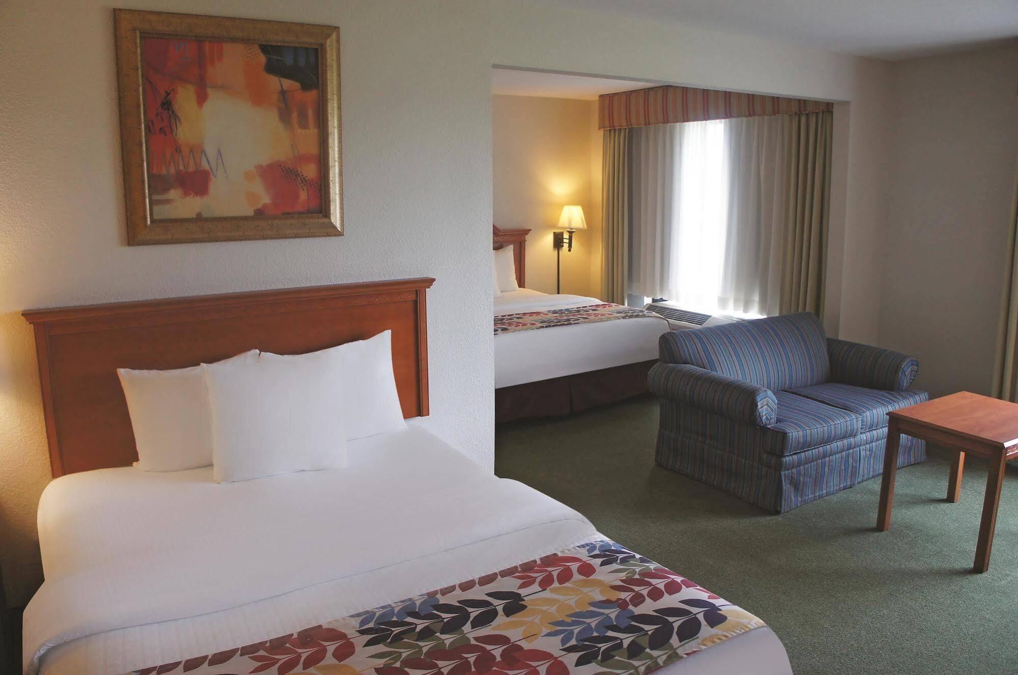 La Quinta By Wyndham Springfield Airport Plaza Hotel Bagian luar foto