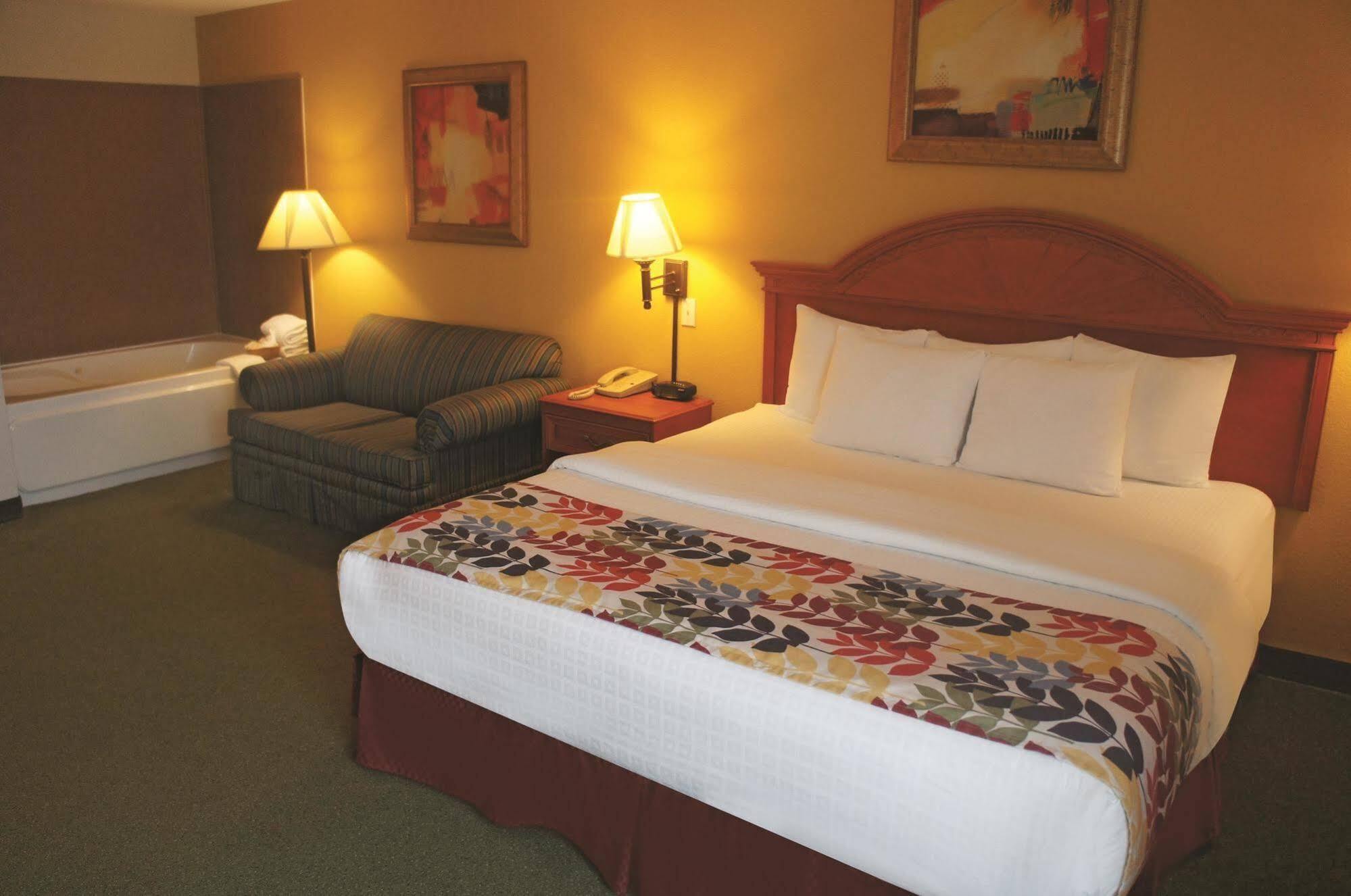 La Quinta By Wyndham Springfield Airport Plaza Hotel Bagian luar foto