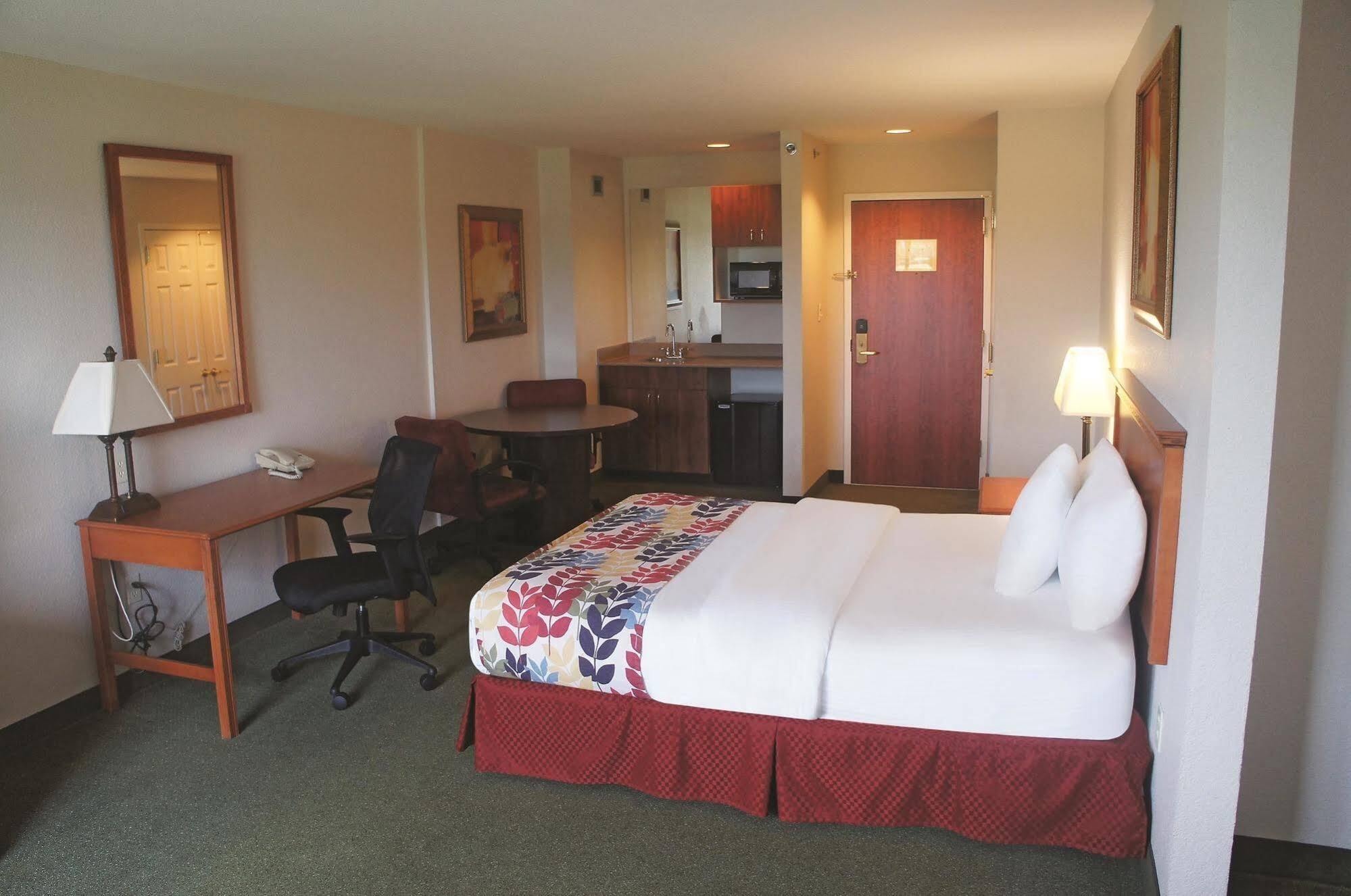 La Quinta By Wyndham Springfield Airport Plaza Hotel Bagian luar foto